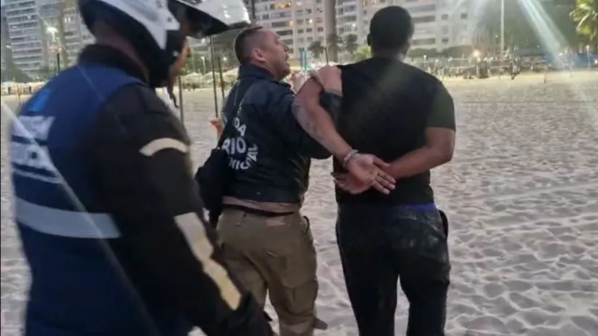 Homem é preso após vender biscoito Globo e biquíni por R$ 1 mil em Copacabana
