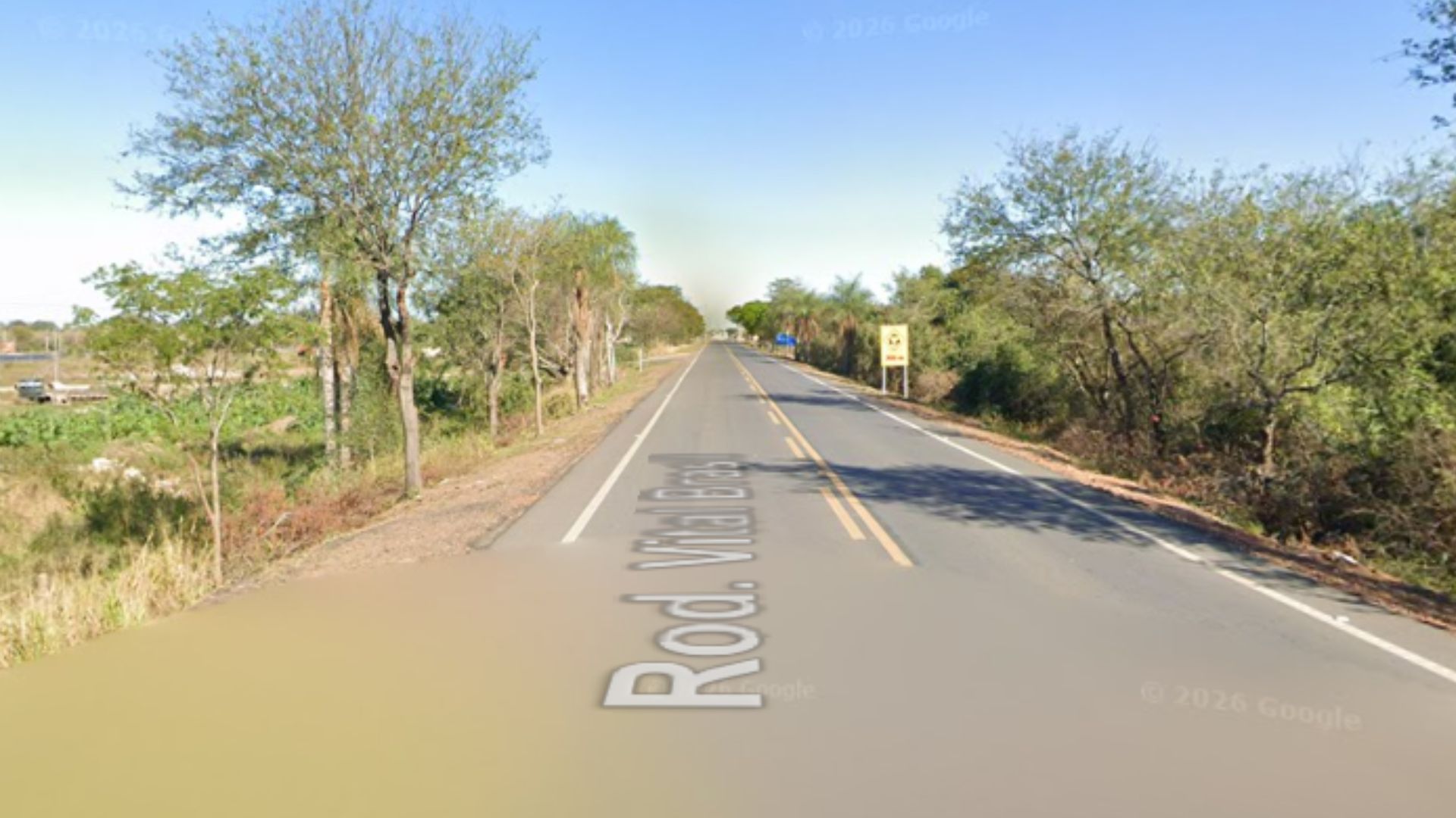 Pedestre morre atingido por caminhão que era removido de acostamento após acidente