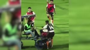 Ex-Premier League é atropelado por rolo de gramado na Tailândia; confira vídeo