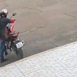 Vídeo mostra suspeito furtando moto de trabalhador no Chácara Cachoeira