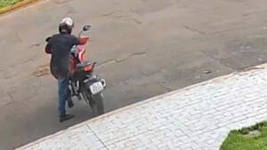 Vídeo mostra suspeito furtando moto de trabalhador no Chácara Cachoeira