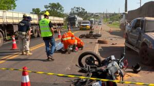 Operador de empilhadeira morre em acidente entre caminhonete e motos na BR-163