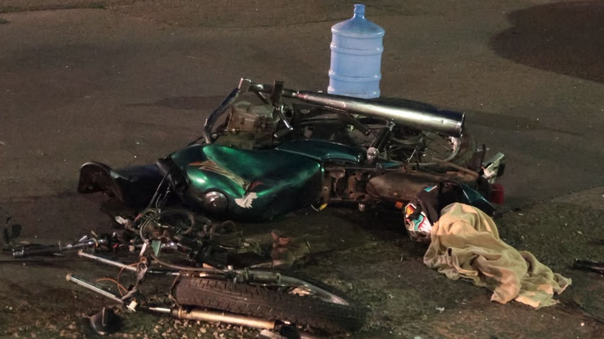 Moto fica completamente destruída em acidente na Rua Alexandre Fleming