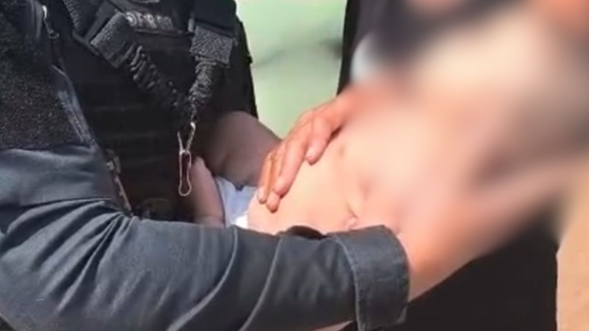 Policiais salvam criança de 3 meses após engasgo no Los Angeles