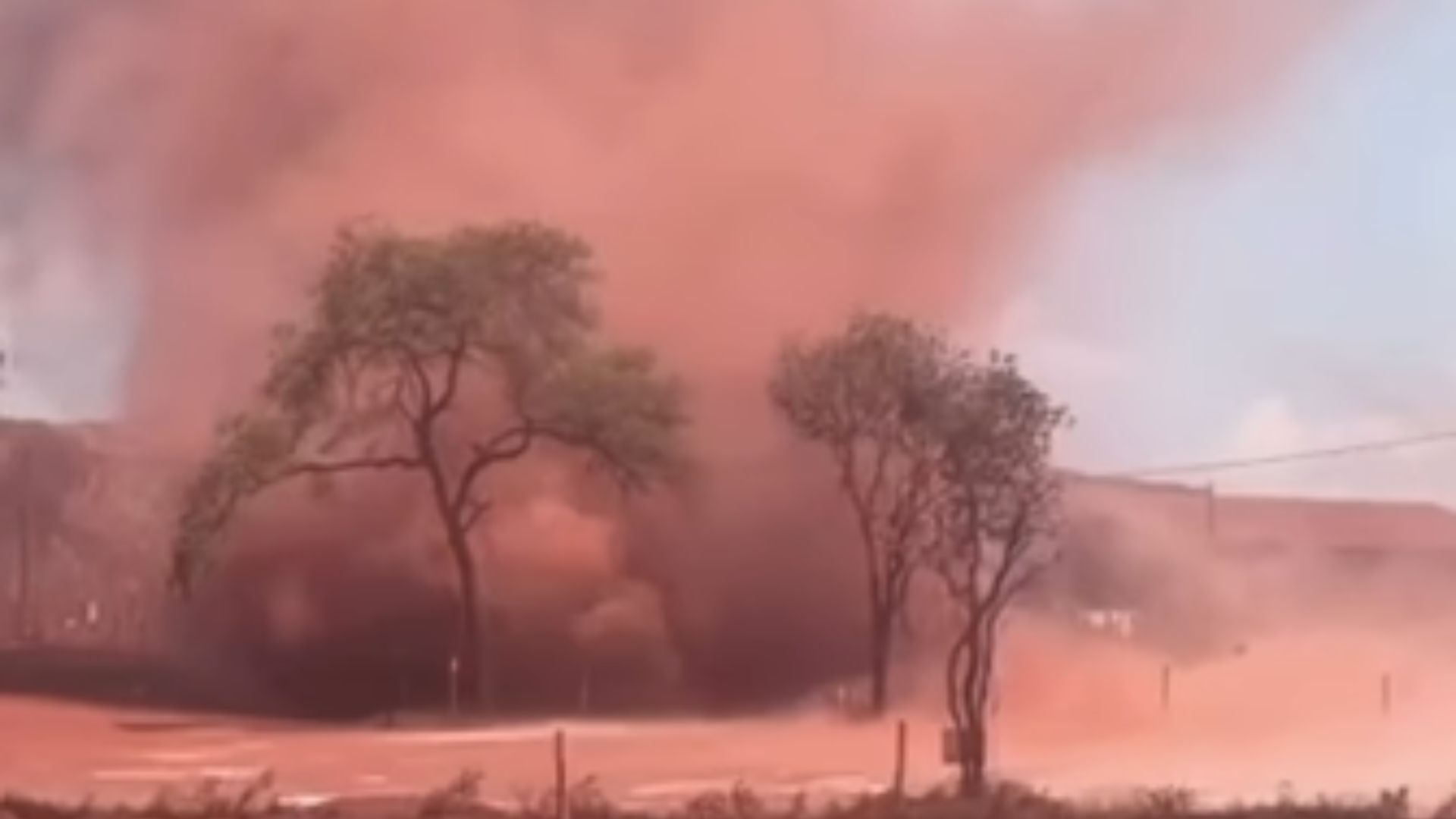 Em meio ao calorão e à baixa umidade, redemoinho se forma na região de Corumbá