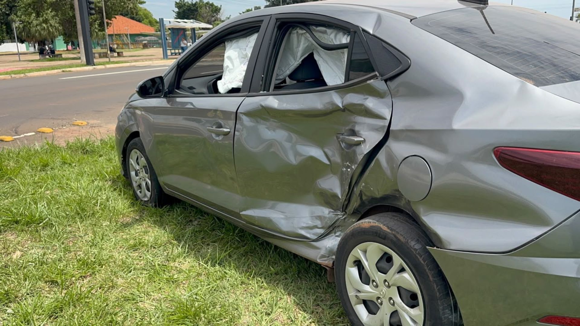 Perseguição a motociclista termina em acidente com viatura da polícia na Duque de Caxias