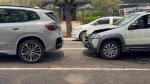 Acidente entre BMW e picape deixa trânsito congestionado na Afonso Pena