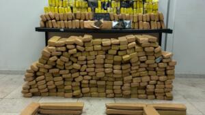 Suspeito é preso com carro carregado de maconha após pedir ajuda a policial na Afonso Pena