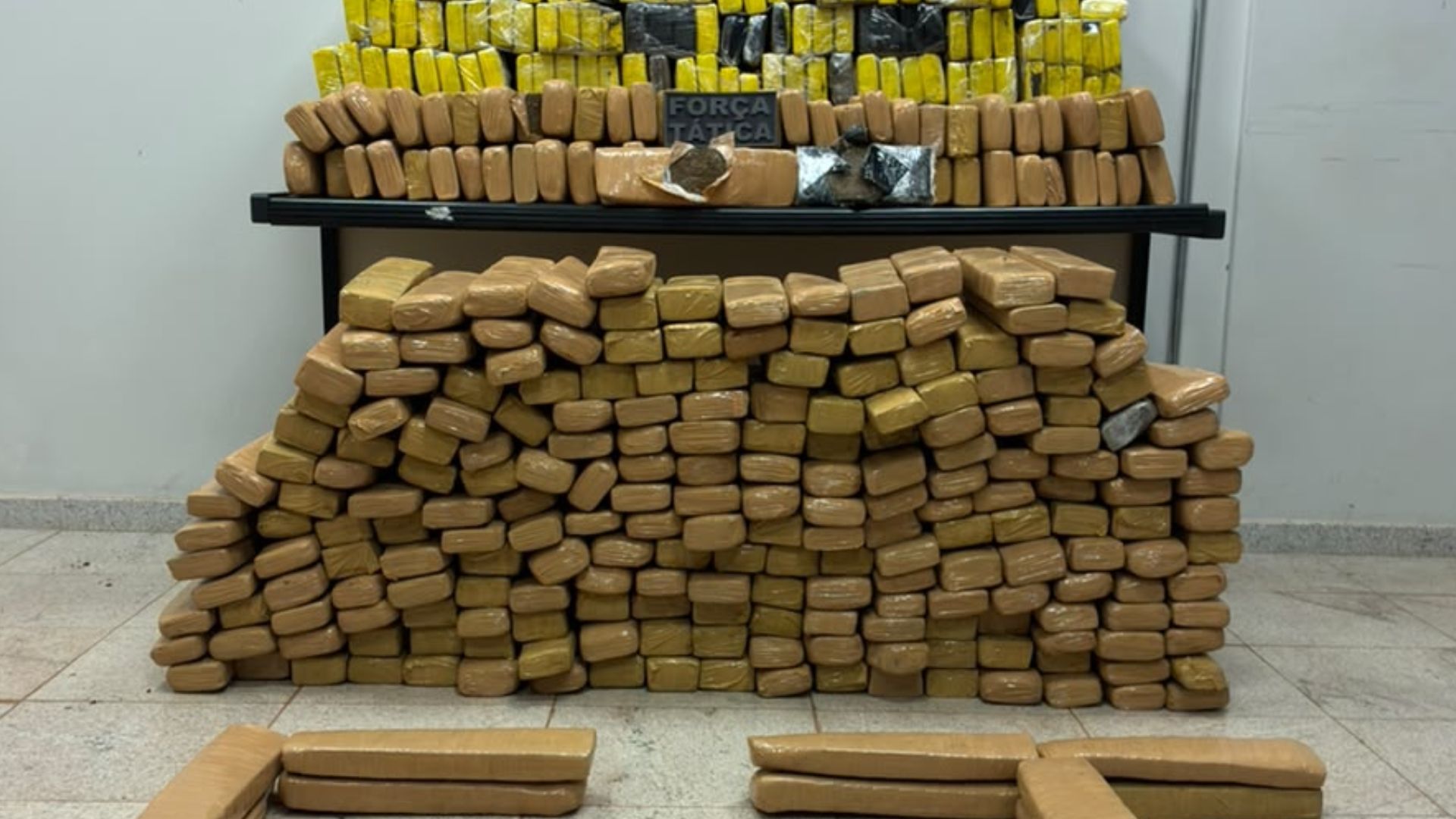 Suspeito é preso com carro carregado de maconha após pedir ajuda a policial na Afonso Pena