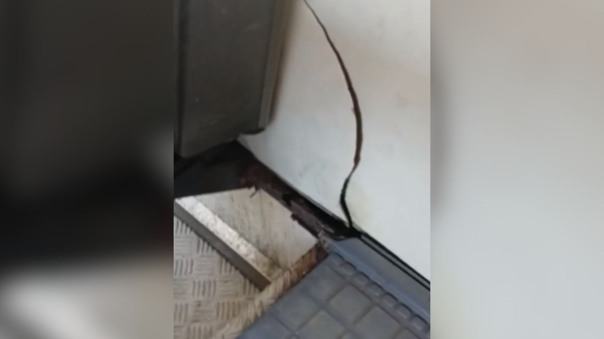 VÍDEO: Usuários denunciam ônibus com bancos e paredes quebrados: ‘Dá até medo’