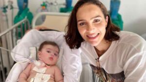 Esposa de Juliano Cazarré atualiza quadro da filha internada há uma semana na UTI