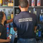 Lava-jato e conveniência são lacradas após batida da polícia por bebidas falsificadas