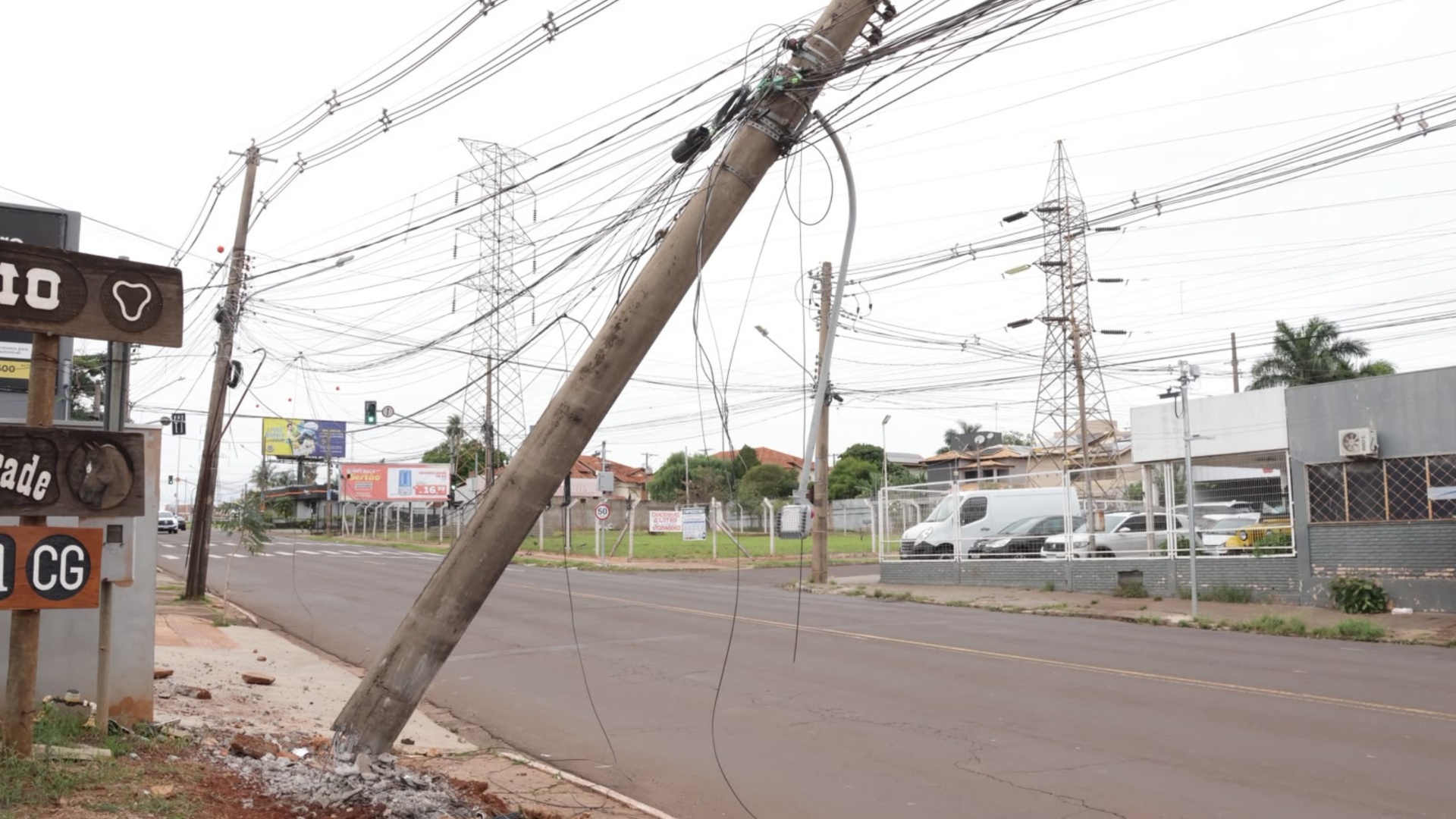 Motorista atravessa na contramão e destrói poste na Joaquim Murtinho