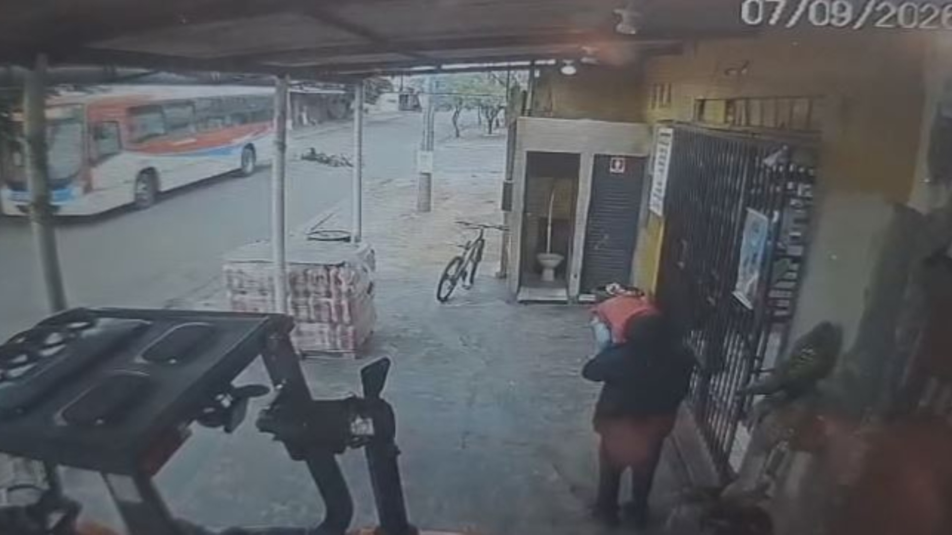 Imagens mostram momento em que motociclista bate contra ônibus e morre em Campo Grande