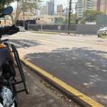 Jovem é encaminhada ao hospital após Jeep colidir com SW4 na Rua Joaquim Murtinho