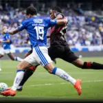 Sob protestos da torcida, Cruzeiro vence o Athletico-PR no Mineirão