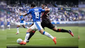 Sob protestos da torcida, Cruzeiro vence o Athletico-PR no Mineirão