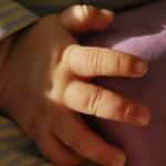 Mãe que ofereceu bebê em conveniência e pai bêbado ganham liberdade em audiência de custódia