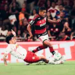 Flamengo vence Bragantino e amplia vantagem na liderança do Brasileirão