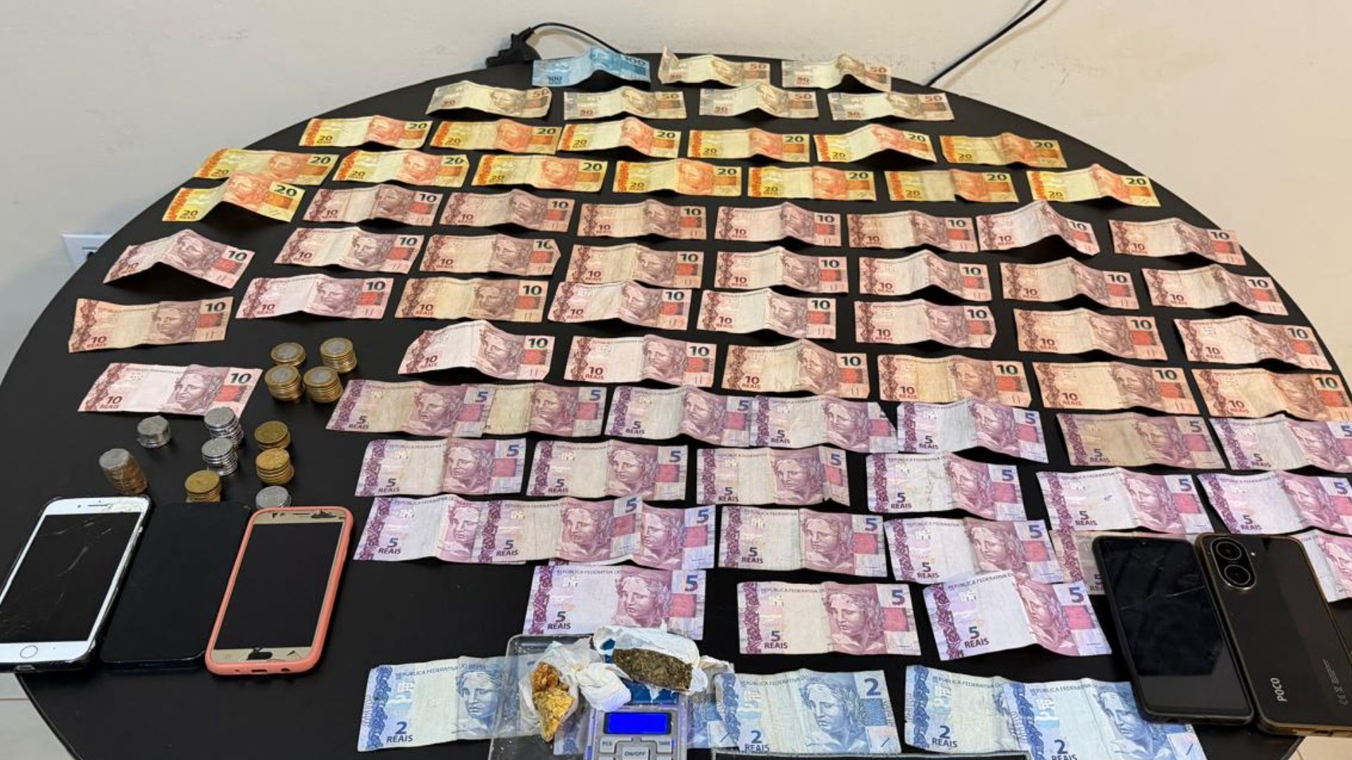 Polícia prende dois com “paradinhas” e boca de fumo é fechada em Terenos