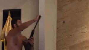 VÍDEO: Rodolffo mata barata com tiro de espingarda dentro de casa