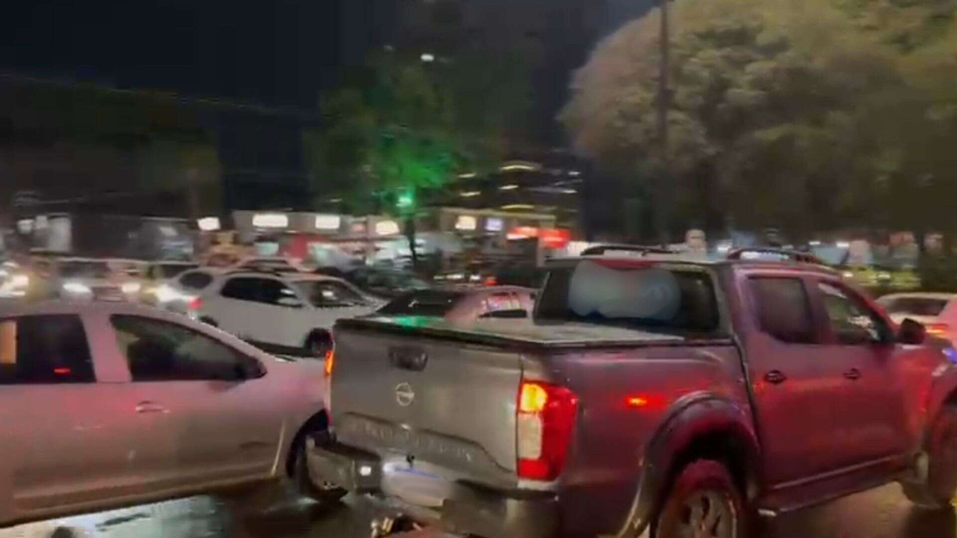 Avenida Afonso Pena tem congestionamento após temporal que derrubou árvores
