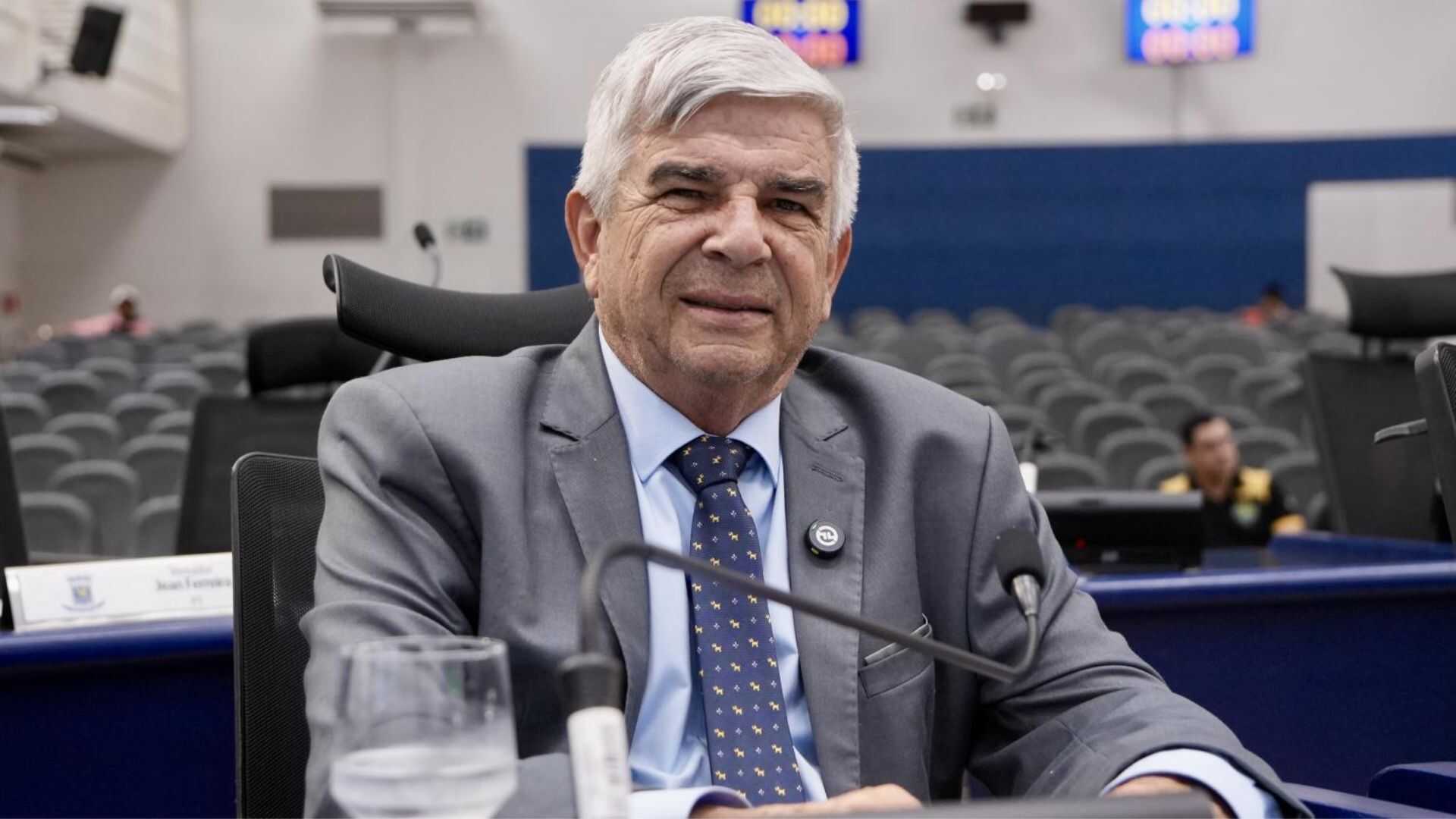 Veterinário Francisco deve ficar internado até sexta-feira após sentir dor no peito durante sessão