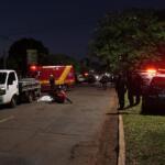 Motociclista morre prensada contra caminhão após ser atingida por carro na Av. Gunter Hans