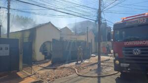 Incêndio destrói casas usadas como pontos de drogas na Vila Glória, em Campo Grande