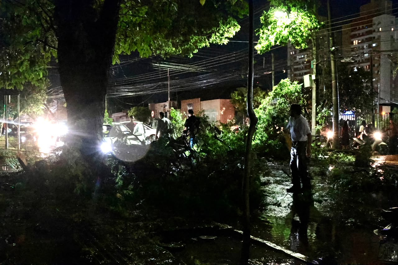 Prefeitura mobiliza equipes após tempestade e orienta população a acionar a Defesa Civil