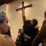Entre lágrimas e fé, família e amigos homenageiam pai e filhas em missa de 7º dia
