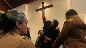 Entre lágrimas e fé, família e amigos homenageiam pai e filhas em missa de 7º dia