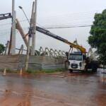 Estrutura é retirada após novo desabamento na obra de supermercado no Aero Rancho