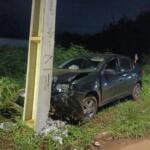 Motorista destrói poste na Guaicurus e abandona veículo