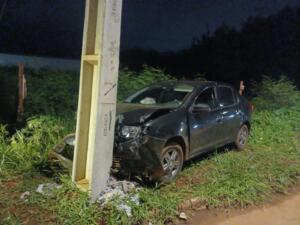 Motorista destrói poste na Guaicurus e abandona veículo