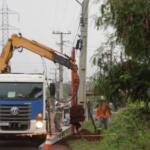 Poste destruído por batida de carro na Guaicurus é substituído nesta terça-feira