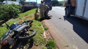 Motociclista cai de altura de 6 metros dentro de córrego na Ernesto Geisel