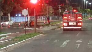 Motociclista bate em árvore na Avenida Gury Marques
