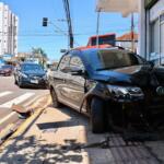 Batida entre Siena e Saveiro deixa trânsito parcialmente bloqueado em cruzamento de Campo Grande