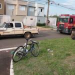 Ciclista é arremessado no para-brisa de caminhonete ao ‘furar’ preferencial no Montevidéu
