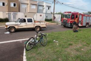 Ciclista é arremessado no para-brisa de caminhonete ao ‘furar’ preferencial no Montevidéu