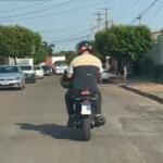 VÍDEO: Motociclista é flagrado usando celular enquanto pilota em Campo Grande