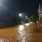 Em 15 minutos, chuva alaga ruas e deixa moradores ilhados no Los Angeles
