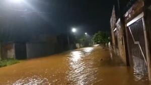 Em 15 minutos, chuva alaga ruas e deixa moradores ilhados no Los Angeles