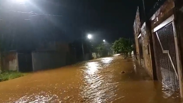 Em 15 minutos, chuva alaga ruas e deixa moradores ilhados no Los Angeles