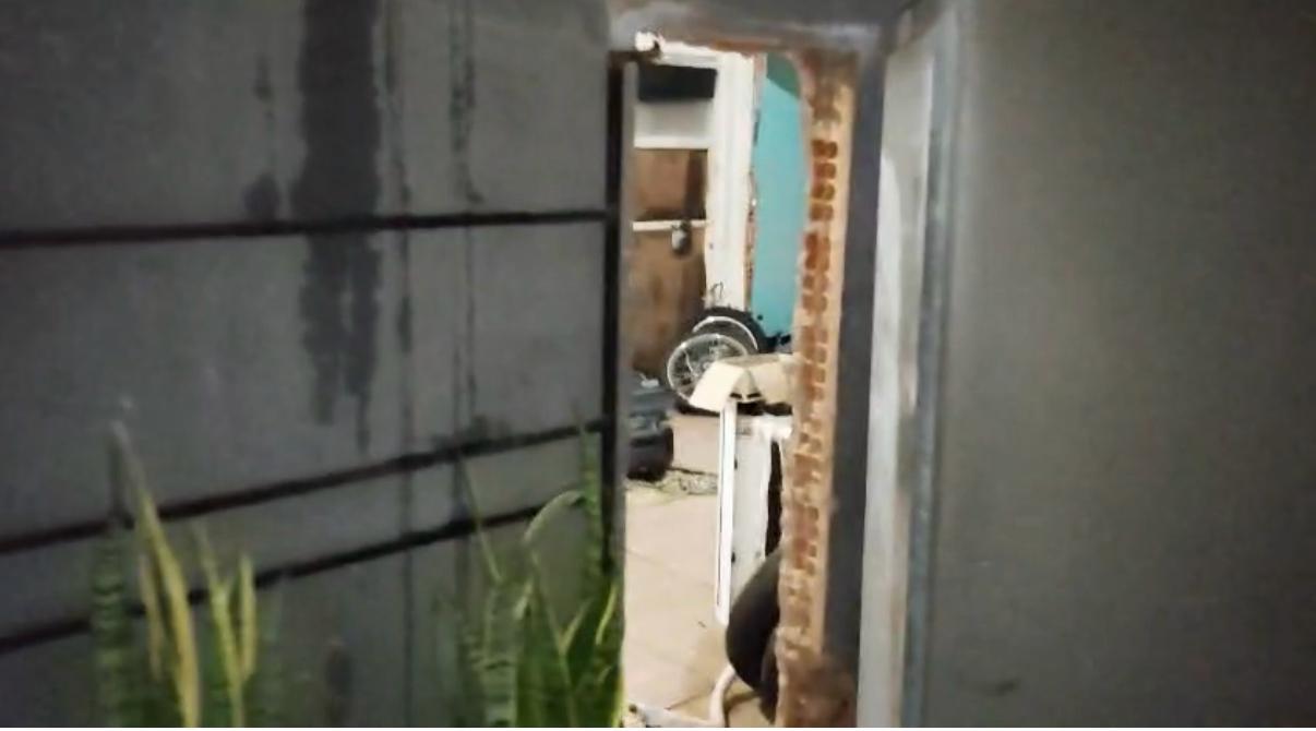 VÍDEO mostra passagem secreta que levava à oficina de desmanche de motos furtadas