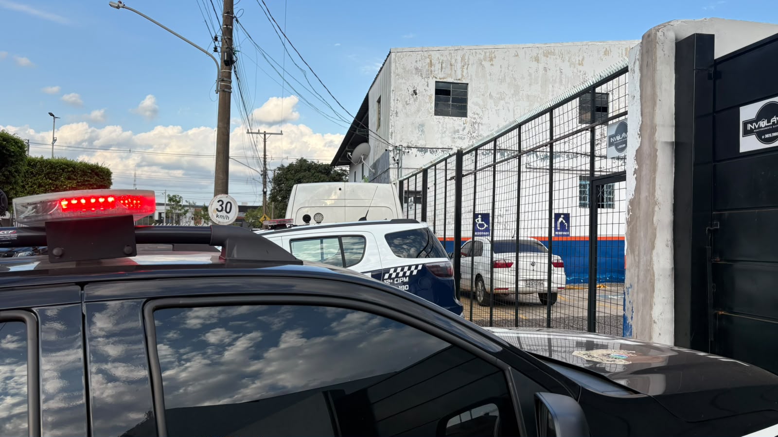 Populares escutam disparo e encontram funcionário morto em transportadora
