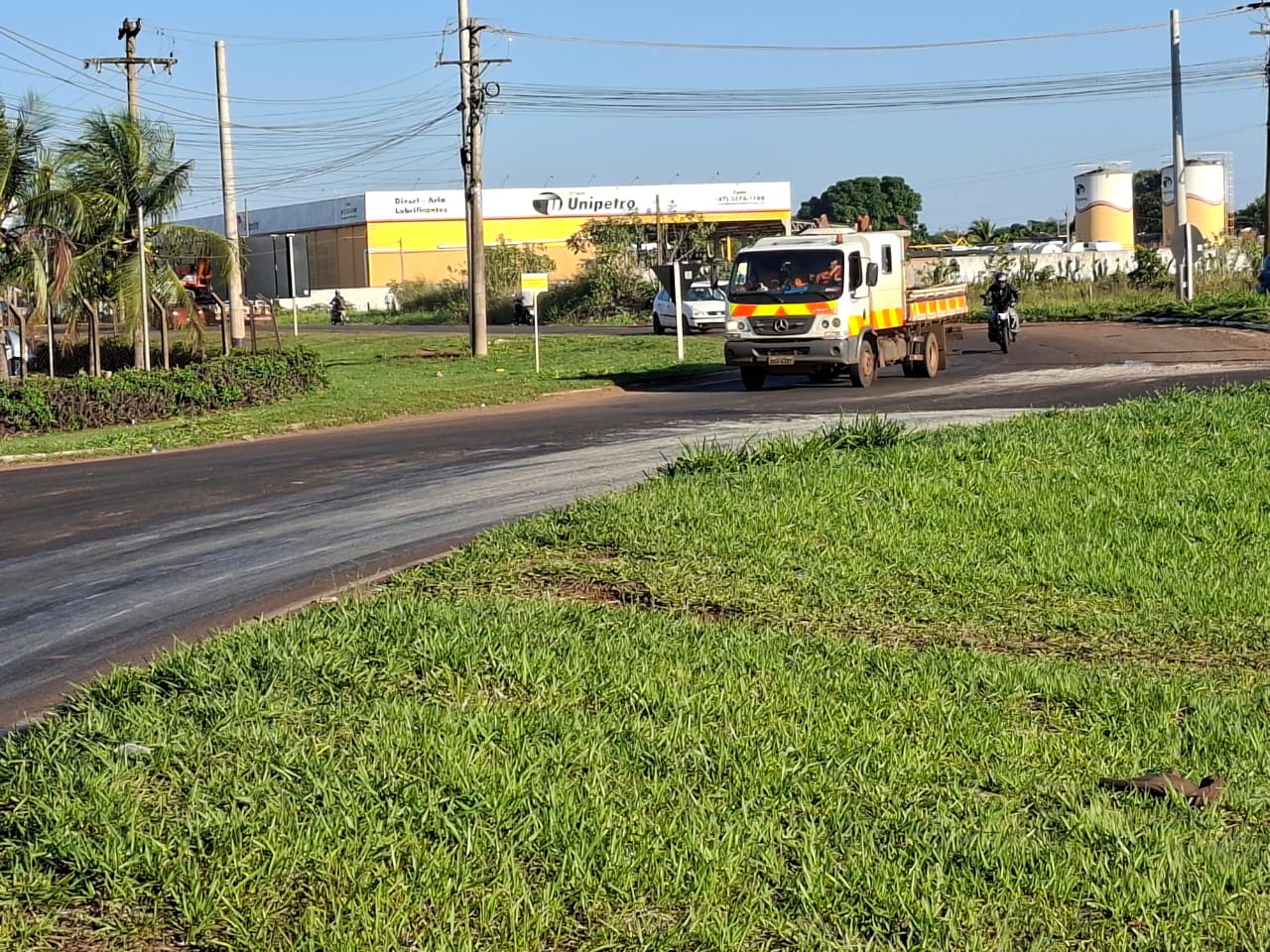 Caminhão derrama sebo e deixa pista escorregadia na saída para Sidrolândia