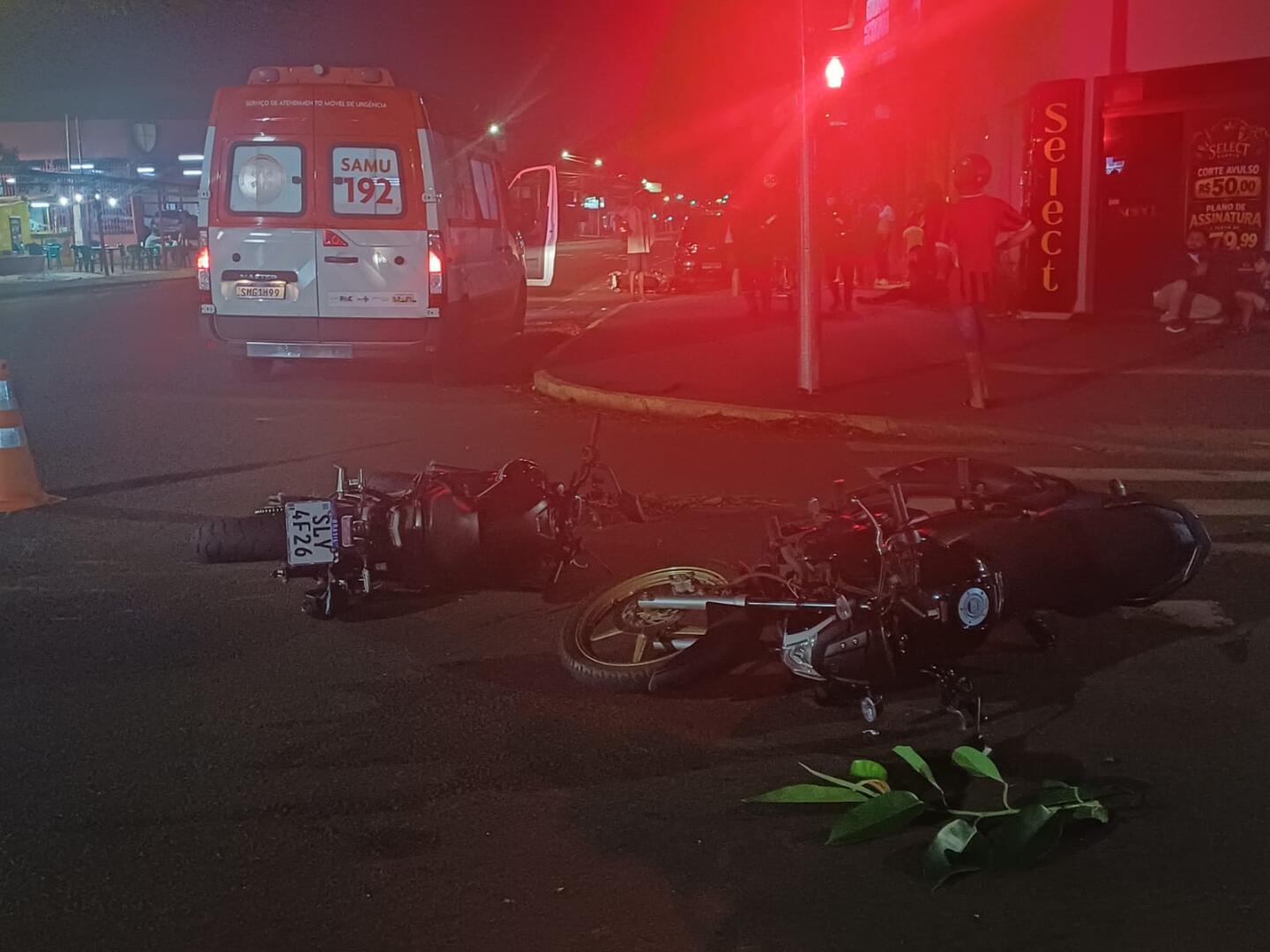 Motocicleta vai parar embaixo de carro em acidente entre três motos na Bandeirantes com Brilhante