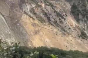 VÍDEO: Deslizamento atinge encosta no Himalaia e vilarejo no Nepal